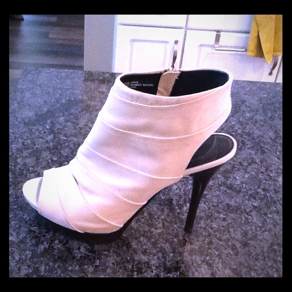 Troupe size 9M never worn